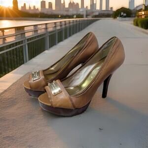 Michael Kors Camel Leather Fulton Peep Toe Platform Pumps Gold Plaque Heels 8